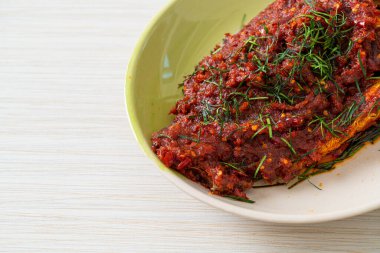 Tayland usulü kızarmış balık ve kırmızı biber sosu. Asya usulü.