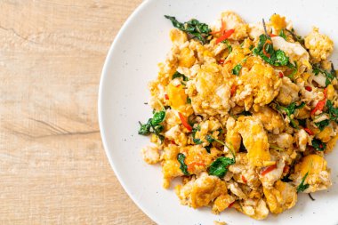 Tayland fesleğeni ve biberli sahanda yumurta Asya usulü.