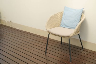 Hasır sandalyeye döşenmiş rahat yastıklar