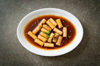 Baharatlı Jjajang Tteokbokki veya baharatlı siyah fasulye soslu Kore pirinç keki - Kore yemeği tarzı