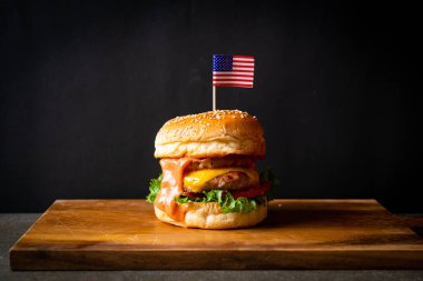 Hawaii domuz burgeri - peynirli domuz eti ve ızgara ananaslı burger - Amerikan yemek tarzı