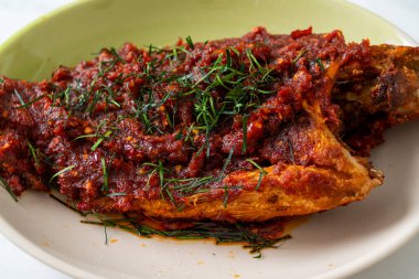 Tayland usulü kızarmış balık ve kırmızı biber sosu. Asya usulü.