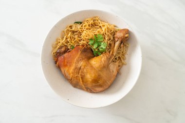 Kurutulmuş erişte ve haşlanmış tavuk kasesi. Asya usulü.