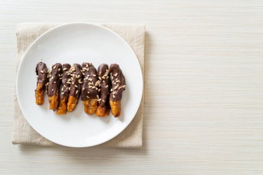 Güneş ışığı kurumuş muz çikolata kaplama veya muz soslu çikolata