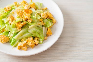 Ev yapımı kızarmış lahana ve tabakta yumurta.