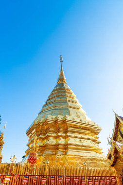 Chiang Mai, Tayland 'daki Wat Phra' daki tapınakta güzel altın bir dağ..