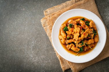 Tayland usulü fesleğen ve biberli kızarmış balık. Asya usulü.