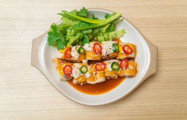 Yengeç ve soslu taze bahar böreği ve sağlıklı yemek stili.