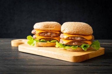 Domuz burger veya ahşap tahtada peynirli domuz burger.