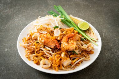Pad Thai Deniz Ürünleri - Tayland usulü karides, kalamar ya da ahtapot ve tofu ile kızartılmış erişte