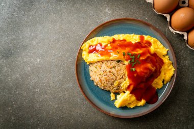 Omlet ambalajlı kızarmış pirinç ya da Japon usulü Omurice. Asya usulü.