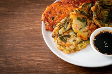 Pajeon veya Kore gözlemesi ve Kore kimçi krepi veya Kimchijeon - Kore geleneksel yemek tarzı