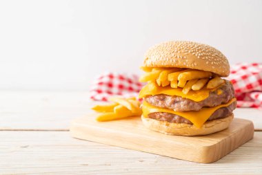 Domuz burger veya peynirli domuz burger ve patates kızartması.