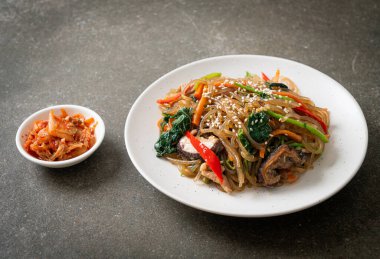 Japchae ya da karışık Kore vermicelli erişte sebzeli ve üzerine beyaz susamlı domuz eti - Kore geleneksel yemek tarzı