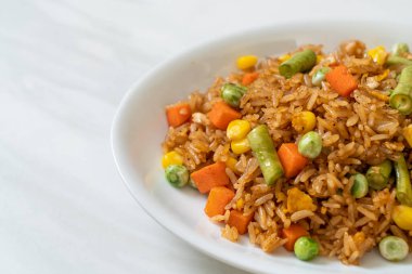 Yeşil bezelyeli kızarmış pirinç, havuç ve mısır - vejetaryen ve sağlıklı gıda tarzı