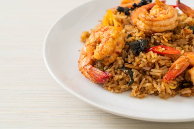 Asya usulü karides ve baharatlı pilav.