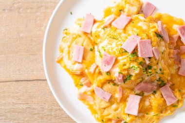 Pirinçli kremalı omlet veya jambonlu pilav ve yumuşak omlet.