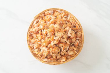 Kurutulmuş karides ya da kase içinde kurutulmuş tuzlanmış karides.