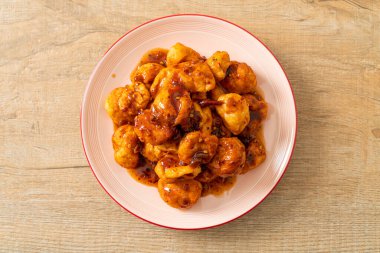 Baharatlı soslu kızarmış köfte - Tayland sokak yemeği tarzı