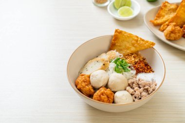 Balık köfteli ve karides köfteli baharatlı pirinç eriştesi. Asya usulü.