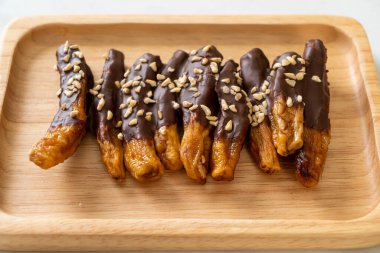 Güneş ışığı kurumuş muz çikolata kaplama veya muz soslu çikolata