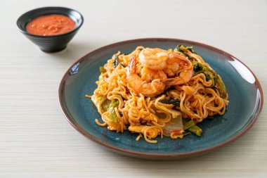 Karıştırılmış hazır erişteli sukiyaki, karidesli, Asya usulü.