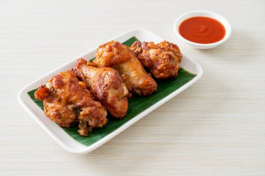 Balık soslu kızarmış tavuk budu.