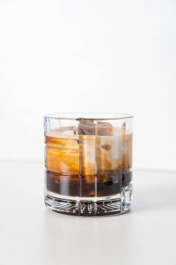 Beyaz Rus kahvesi - Votka, kahve likörü, krema ve dondurmalı trend alkollü içecek,