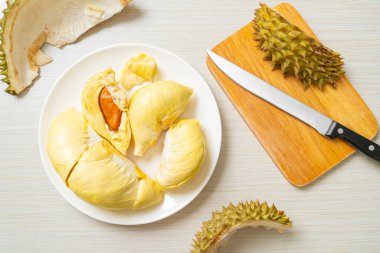 Durian olgun ve taze, durian kabuğu beyaz tabakta.