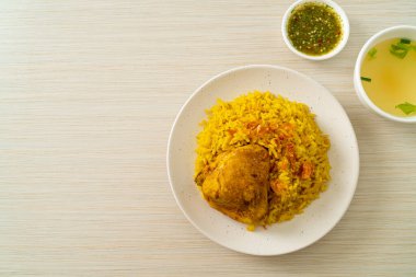 Biryani tavuğu veya körili pilav ve tavuk - Hint biryani 'sinin Tayland-Müslüman versiyonu, mis kokulu sarı pirinç ve tavuk - Müslüman yemek tarzı