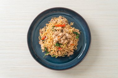 Tayland fesleğeni ve kıymalı Tayland usulü kızarmış erişte.