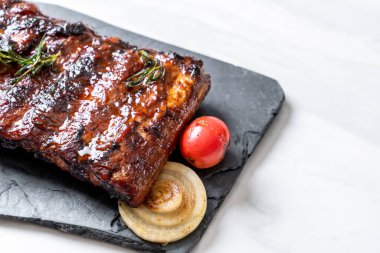 Izgara ve ızgara domuz pirzolası.