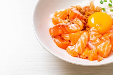 Çiğ somon ve yumurta turşulu Japon pirinci. Asya usulü.