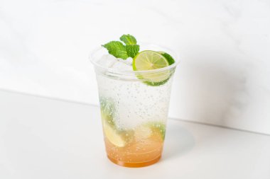 Limonlu ve naneli mojito.