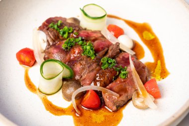 wagyu biftekli tartar salatası.