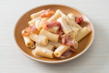Beyaz soslu ve pastırmalı ev yapımı spagetti rigatoni makarna. İtalyan usulü.