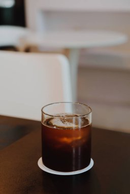 Masaya soğuk kahve damlası.