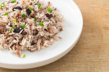 Çin zeytinli ve kıymalı pilav Asya usulü.