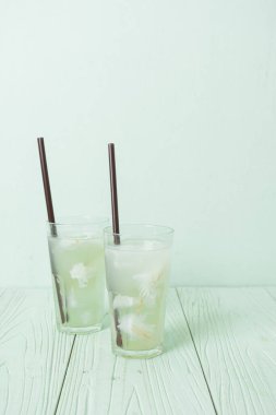 Hindistan cevizi suyu ya da buzlu hindistan cevizi suyu.