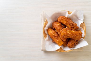 Kızarmış patates. Susamlı. Tayland usulü.