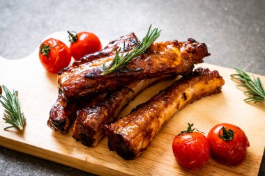 Biberiye ve domatesli ızgara pirzola.