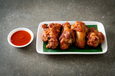 Balık soslu kızarmış tavuk budu.