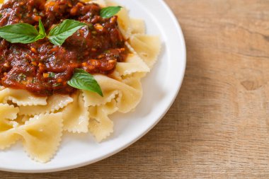 Fesleğenli farfalle makarna ve domates soslu sarımsak - İtalyan sosu