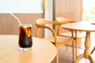 Kafe ve restoranda buzlu kola bardağı.