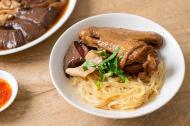 Beyaz kasede pişmiş ördekle kurutulmuş şehriye. Asya usulü.