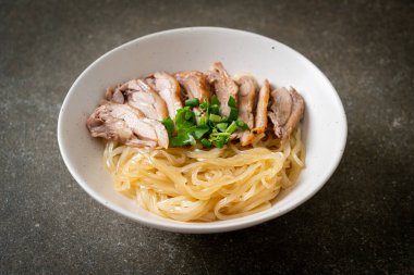 Beyaz kasede kurutulmuş ördek eriştesi. Asya usulü.