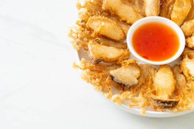 Kızarmış Enoki mantarı ve baharatlı soslu istiridye mantarı. Vejetaryen yemek tarzı.