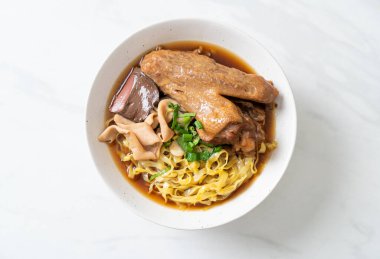 Kahverengi çorbada haşlanmış ördek ve haşlanmış yumurtalı şehriye Asya yemeği.