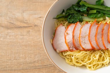 Barbekü Kırmızı Domuz Eriştesi Çorbalı - Asya usulü