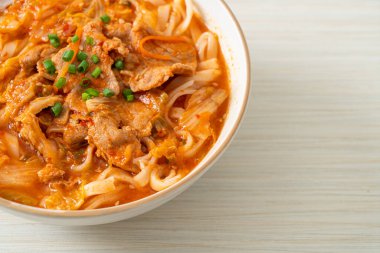 Kore udon eriştesi ve kimchi çorbası, Asya usulü.